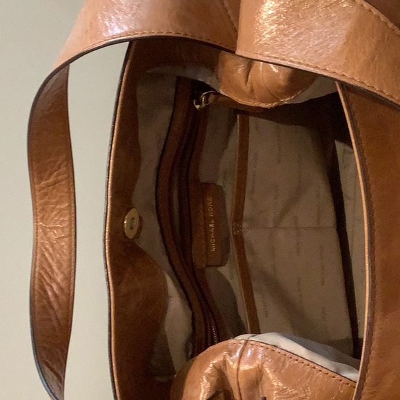 Michael Kors genuine leather bag in tan. - Picture 5 of 7